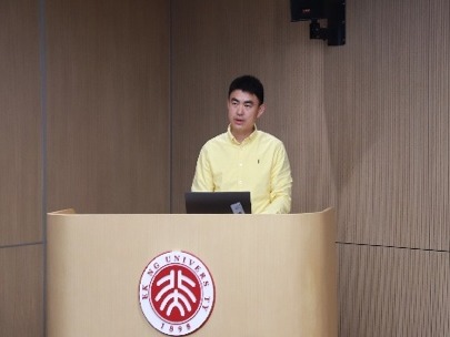 男人站在桌子前 AI 生成的内容可能不正确。 男人站在桌子前 AI 生成的内容可能不正确。