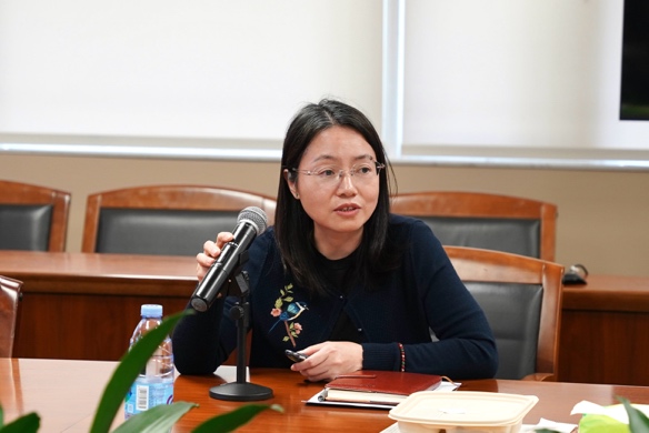 桌子前坐着穿蓝色衣服的女人 AI 生成的内容可能不正确。